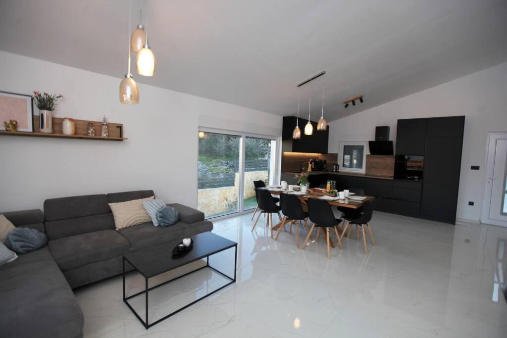 Luxury Villa Lana Apt, Seaview Terrace, Large Outdoor Space, Bbq Trogir Exteriör bild